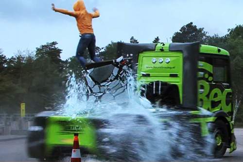 Nicht weniger beeindruckend als die Fahrkünste von Michiel Becx ist der Mut dieses Stuntmans