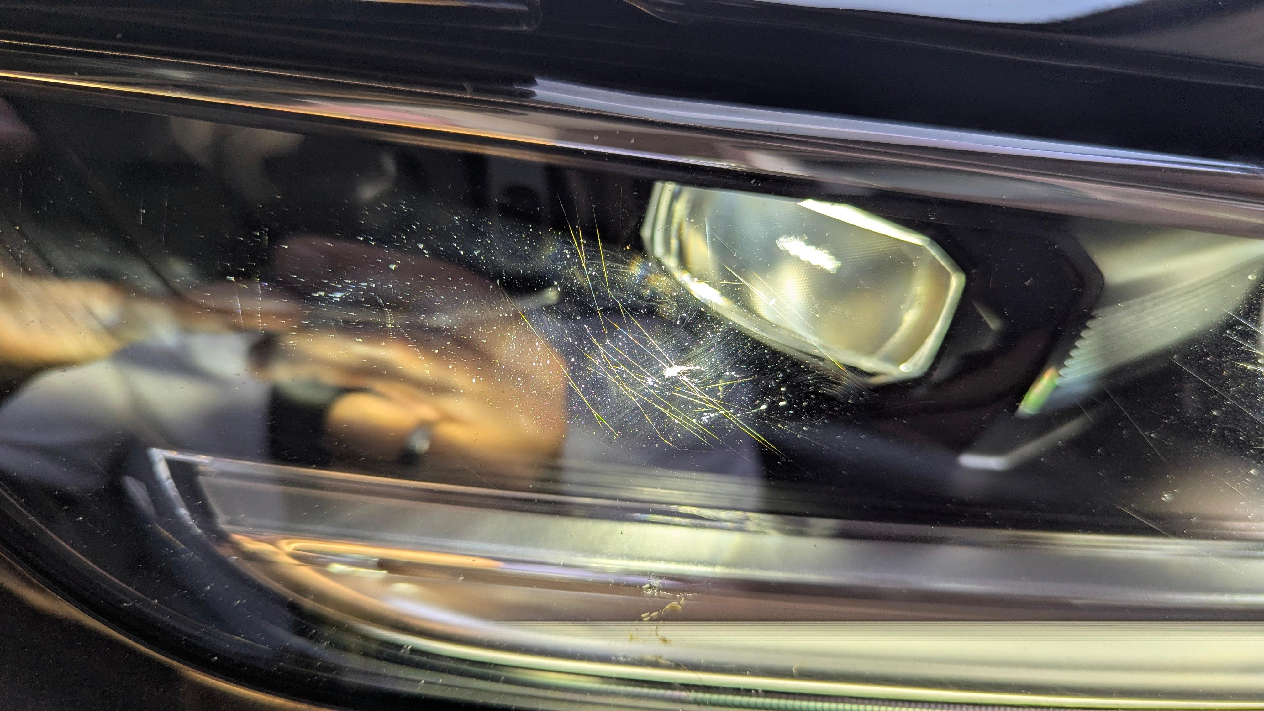 Haarrisse im LED Scheinwerfer?