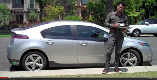 Der Hacker Samy Kamkar mit seinem "Ownstar" und einem Chevrolet Volt. In einem Video demonstriert er die Schwachstelle der GM-App