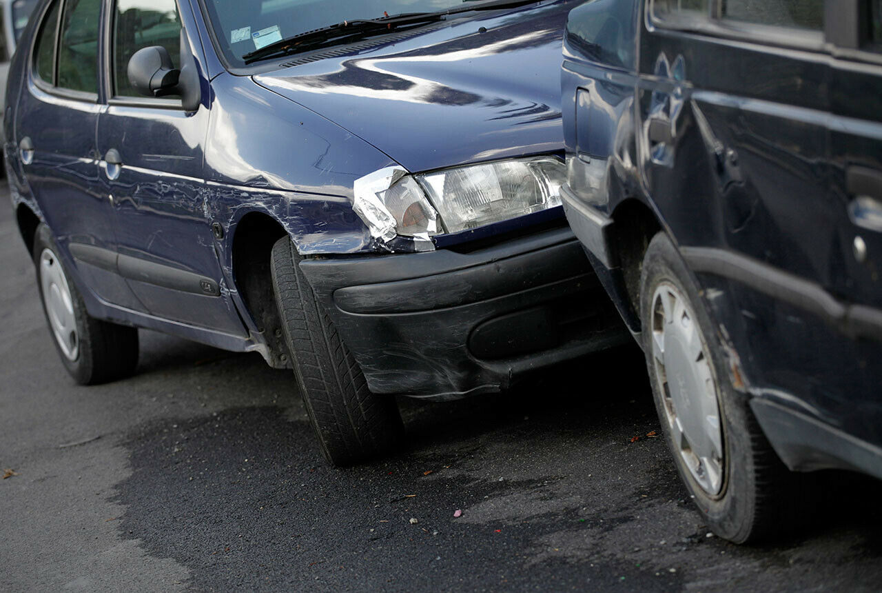 Bei einem Auffahrunfall sitzt der Verursacher meist hinter dem Steuer, doch auch von Passagieren verursachte Schäden muss die Kfz-Haftpflicht regulieren