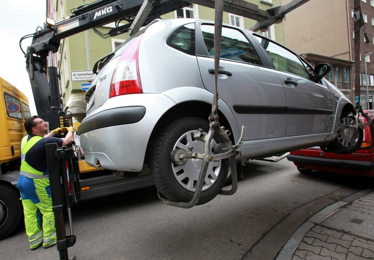 Wird der Abschleppdienst vom Automobilclub beauftragt, besteht zwischen Fahrer und Abschleppunternehmen kein Vertrag