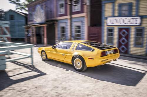 Gelben Lack gab es nicht ab Werk. Serienmäßig trug der DeLorean Edelstahl-Bleche, gegen Aufpreis mit 24-Karat-Vergoldung. In den USA wurde der DMC-12 in Schwarz, Rot und Grün angeboten