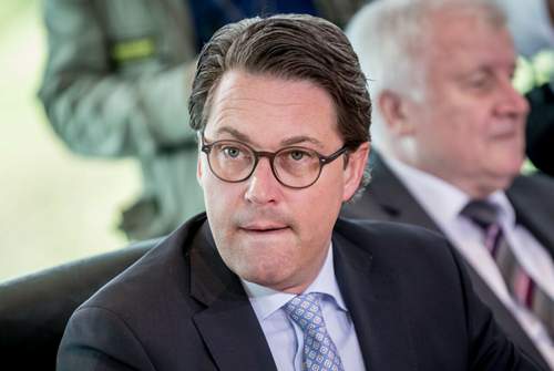 Der Verkehrsminister Andreas Scheuer glaubt, dass Software-Nachrüstungen ausreichen, das Stickoxid-Problem würde sich bald von selbst erledigen