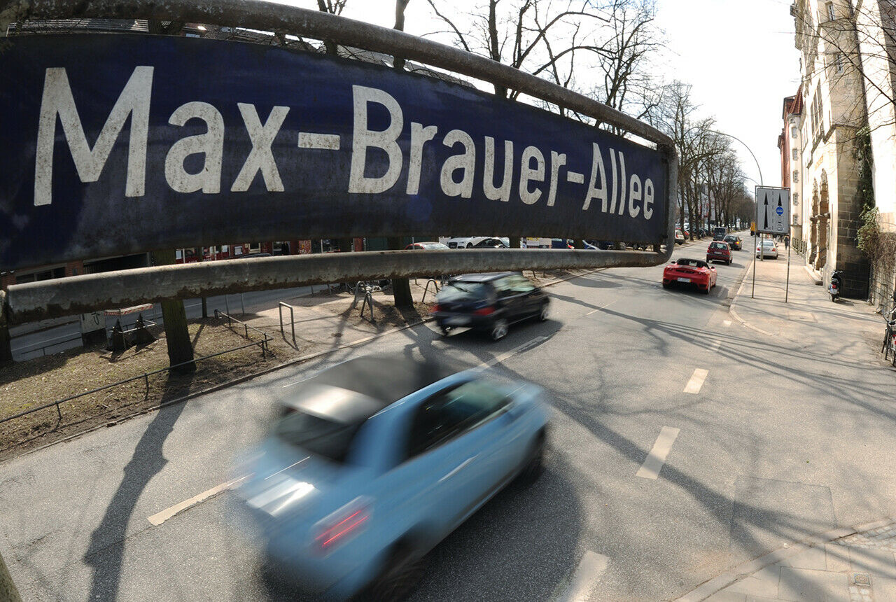 An der Max-Brauer-Allee in Hamburg gilt seit heute auf einem Streckenabschnitt ein Fahrverbot für ältere Diesel. Politik und Verbände streiten um die Sinnhaftigkeit solcher Verbote