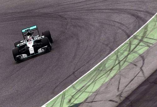 Die Nummer 44 trägt der aktuelle Weltmeister Lewis Hamilton auf seinem Auto. Der Mercedes scheint aktuell das schnellste Auto der Formel-1 zu sein