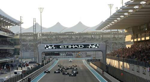 Gleich nach dem Start überholt Hamilton seinen Konkurrenten Rosberg