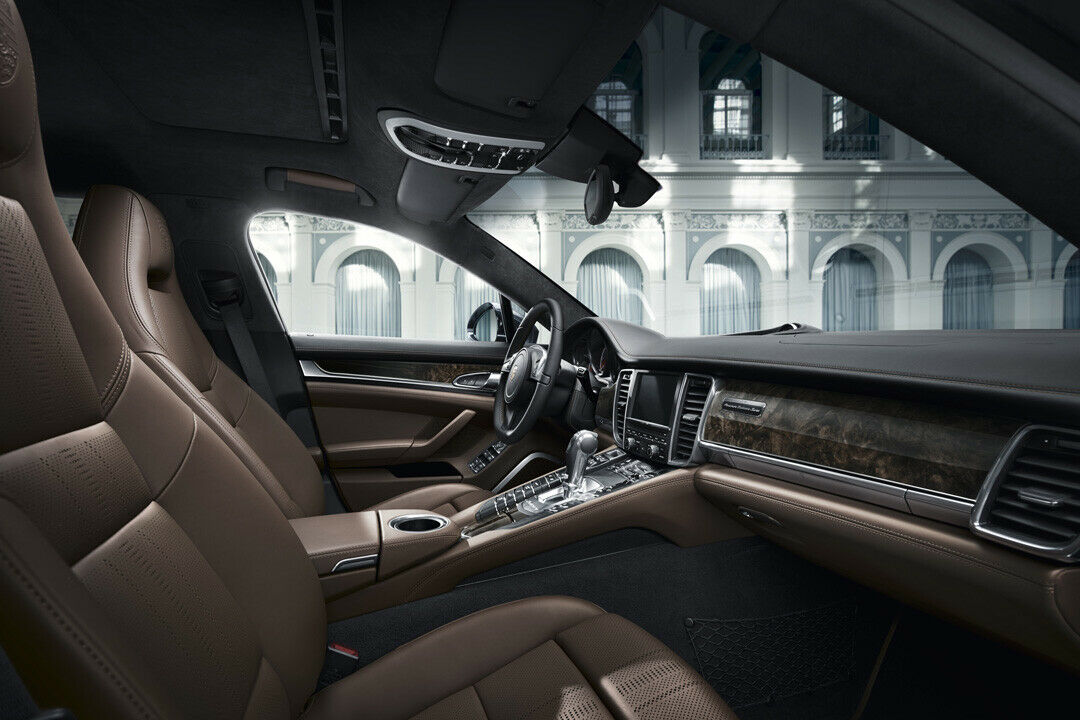 Jedes Fahrzeug der Panamera Exclusive Series trägt im Innenraum eine Plakette mit der Fahrzeugnummer