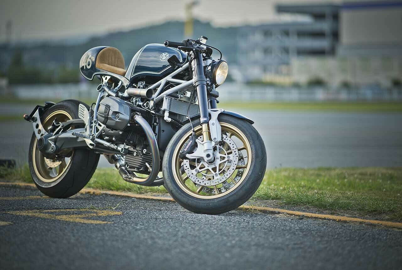 Wer den Retro-Look mit moderner Sicherheitstechnik kombinieren will, kommt an fabrikneuen Café Racern wie etwa dieser BMW R nineT nicht vorbei