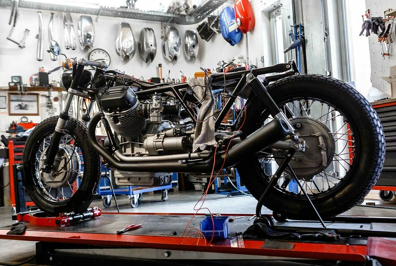 Axel Budde zerlegt, entkernt und baut in Handarbeit bis zu drei Motorräder pro Jahr