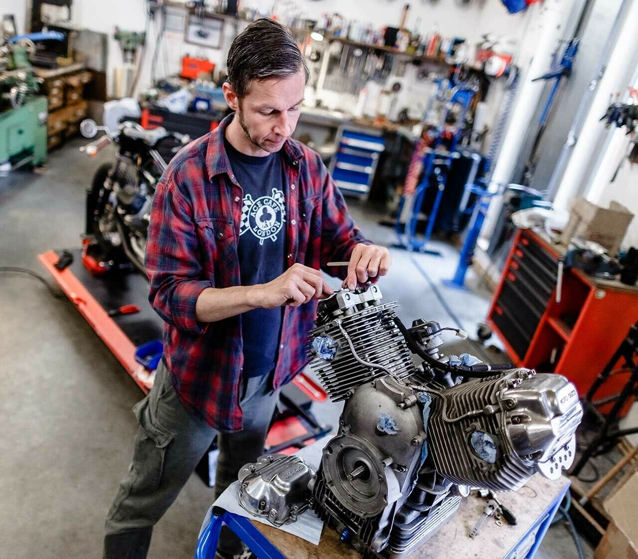 Axel Budde, Motorrad-Tuner und Inhaber der Firma Kaffeemaschine, baut die Motorräder individuell nach Kundenwunsch auf