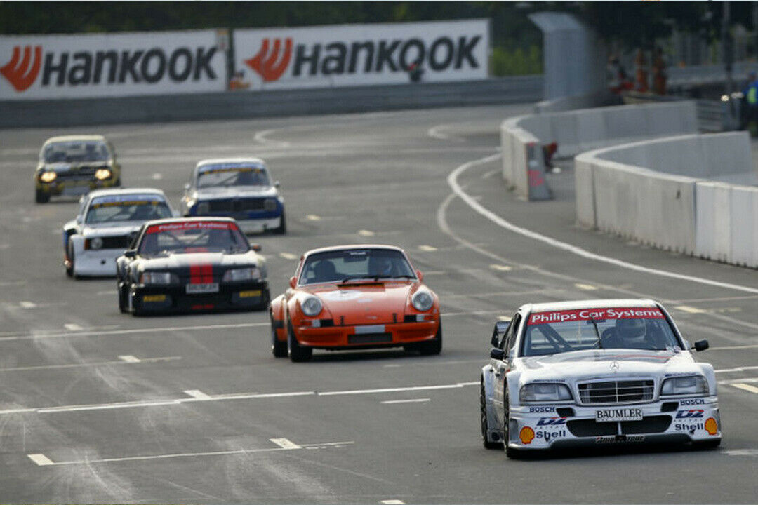 Im Rahmen der DTM fahren u. a. auch klassische Motorsport-Fahrzeuge