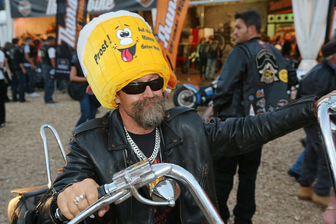 Don't drink and drive - deshalb muss es dieser Biker bei der Schaumstoffmütze belassen