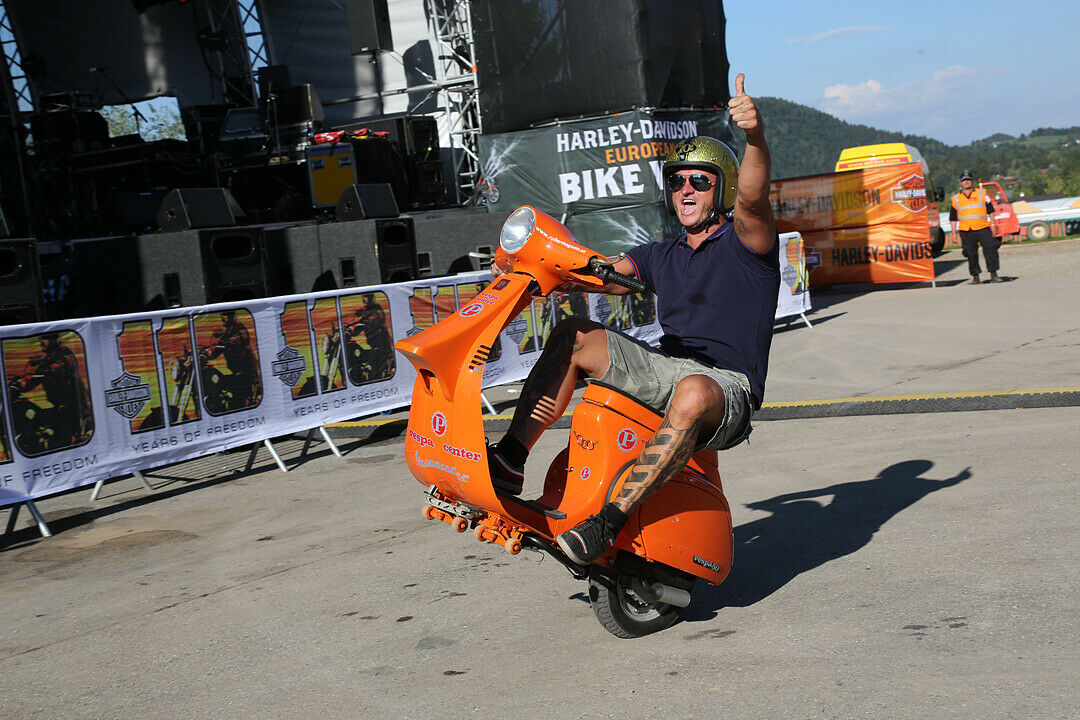 Keine Harley, aber ein spaßiges Gefährt. Eine Vespa ohne Vorderrad