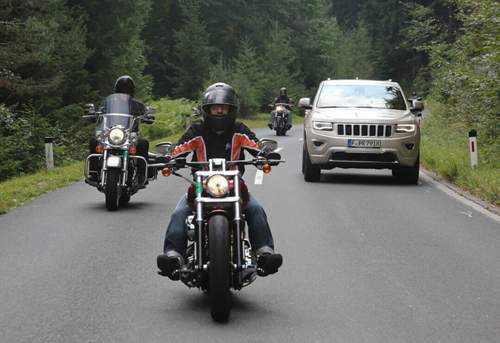 Auf der Villacher Alpenstraße - mehrere Harley-Modelle und ein Jeep Grand Cherokee