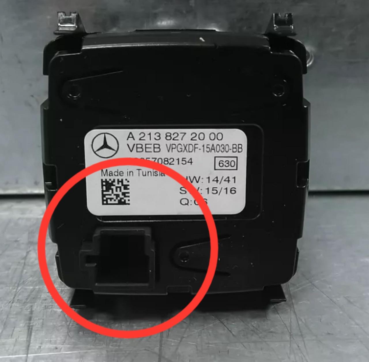 Hat die Analoge Uhr einen eigenen Stecker Anschluss?