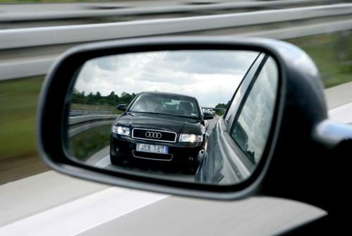 Neben zu hoher Geschwindigkeit drohen Fahrverbote auch bei zu wenig Abstand, Telefonieren am Steuer, Rotlicht-Verstößen und Alkohol am Steuer