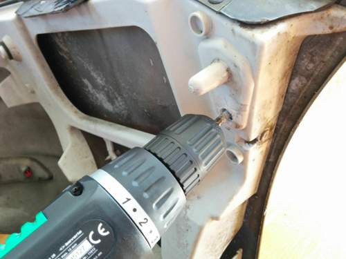 Bolzen im Akkuschrauber eingespannt