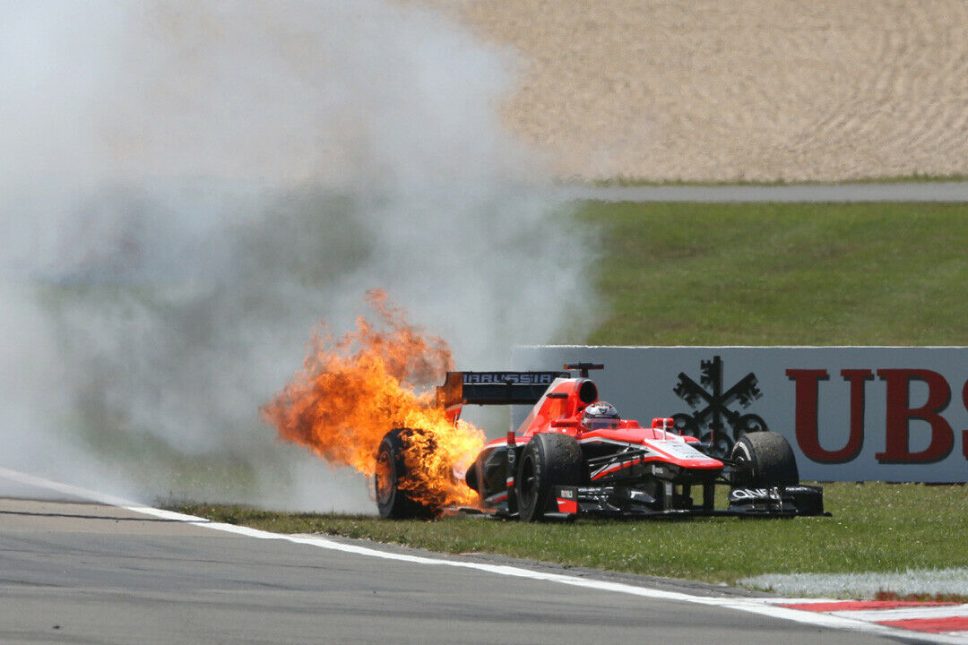 Jules Bianchi mit brennendem Motor: Der führerlose Marussia rollte später auf die Strecke