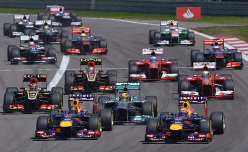 Hamilton konnte die Pole-Position nicht lange verteidigen, schon kurz nach dem Rennstart fiel er auf Rang drei zurück