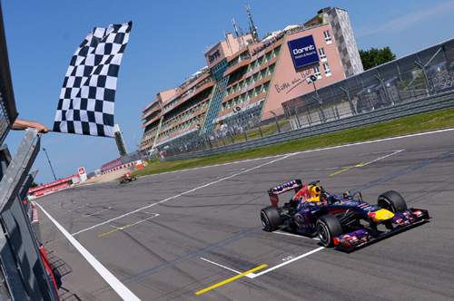 Geschafft: Nach 60 Runden siegt Vettel knapp vor Räikkönen