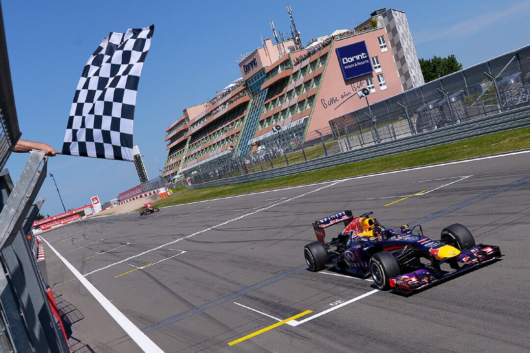 Geschafft: Nach 60 Runden siegt Vettel knapp vor Räikkönen