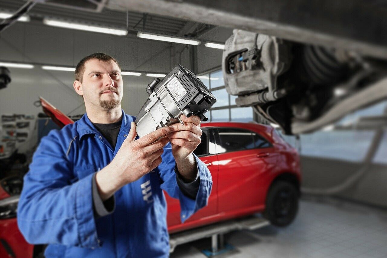 Ein Fachmann installiert eine „Hydronic S3 Economy“ von Eberspächer