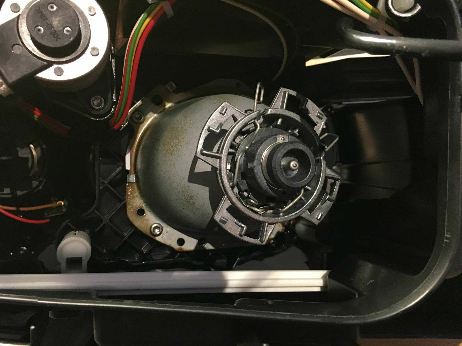 Hella EvoX-R Bi-Xenon Projektoren von Retrofitlab im originalen A6 4F VFL Scheinwerfer