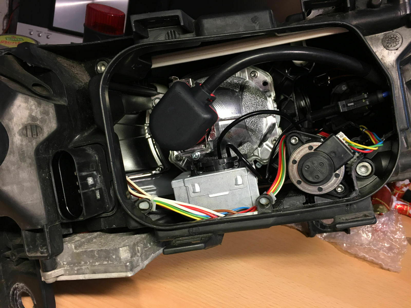 Hella EvoX-R Bi-Xenon Projektoren von Retrofitlab im originalen A6 4F VFL Scheinwerfer