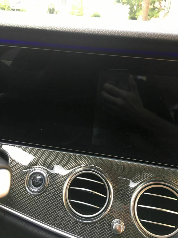 Helle Flecken am Widescreen-Display