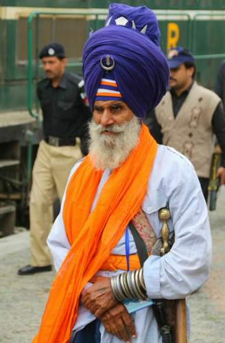Sikhs leisten bei ihrer Taufe den Eid, sich bis zum Lebensende die Haare nicht zu schneiden, sie zu bedecken und mit einem Turban zu schmücken (Beispielbild)