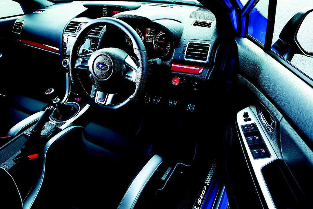 Im STI-Innenraum: Kleines Lenkrad, sportliche Sitze