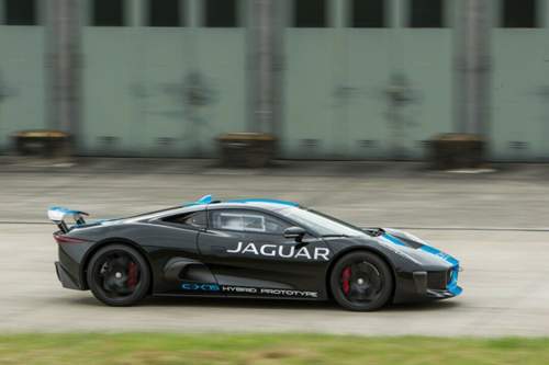 Geplant war der Jaguar C-X75 mit einem Hybrid-System und 862 PS. Im Bond-Film soll ein Kompressor-V8 den Antrieb übernehmen