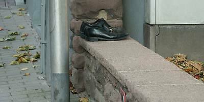 Herrenlose Schuhe auf der Autobahn, was steckt dahinter...?