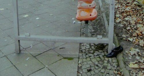 Herrenlose Schuhe auf der Autobahn, was steckt dahinter...?