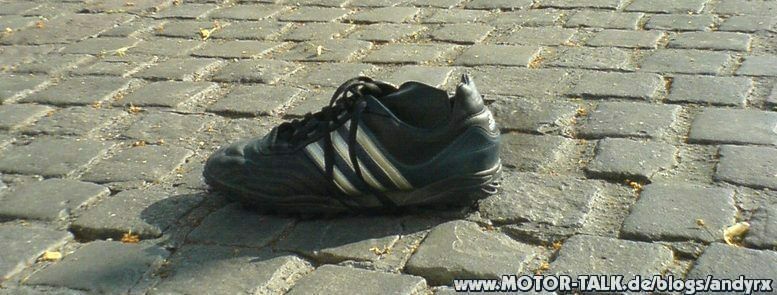 Herrenlose Schuhe auf der Autobahn, was steckt dahinter...?