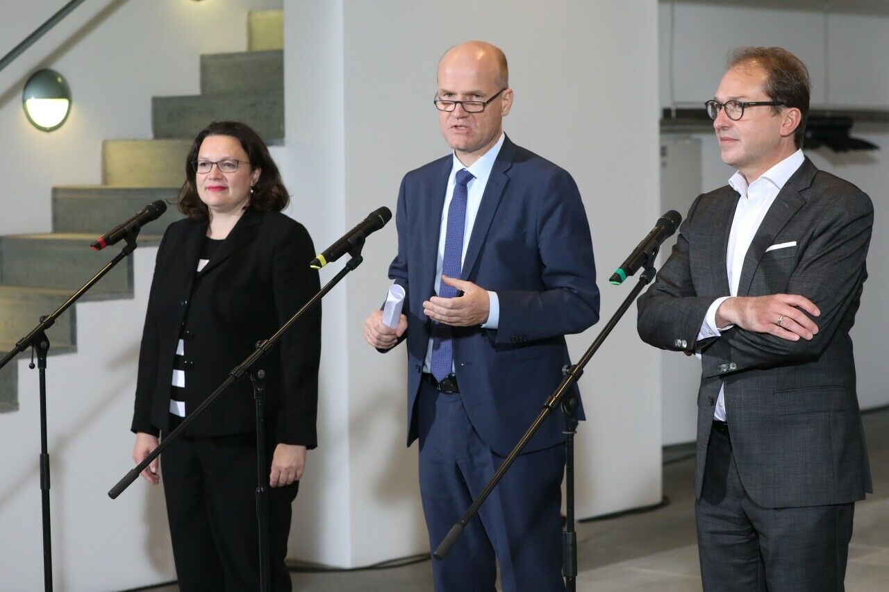 Haben sich offenbar geeinigt: SPD-Chefin Andrea Nahles, CDU-Fraktionschef Ralph Brinkhaus und Alexander Dobrindt, Vorsitzender der CSU-Landesgruppe, nach dem Koalitionstreffen zur Dieselkrise