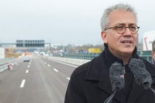 Hessens Verkehrsminister Tarek Al-Wazir bei der Eröffnung der neuen Lahntalbrücke auf der A3 (Limburg). Abbruch und Neubau der maroden Brücke kosteten 92,7 Millionen Euro