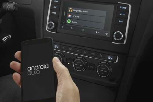 Für Golf-Fahrer: Das Pioneer AVIC-EVO1-G72 passt optisch zum Innenraum-Design des VW Golf VII und ist mit Apple Carplay und Android Auto kompatibel