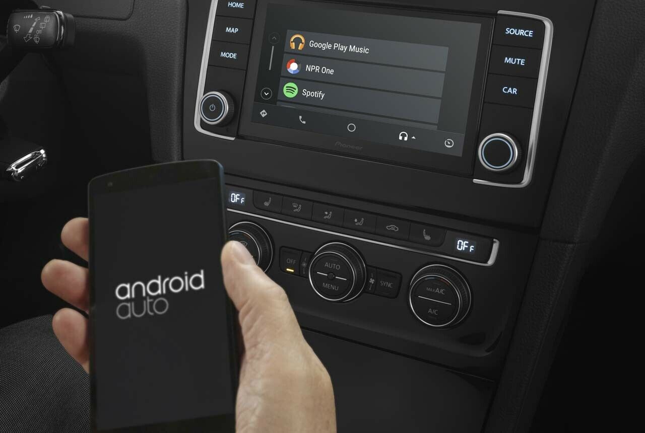 Für Golf-Fahrer: Das Pioneer AVIC-EVO1-G72 passt optisch zum Innenraum-Design des VW Golf VII und ist mit Apple Carplay und Android Auto kompatibel