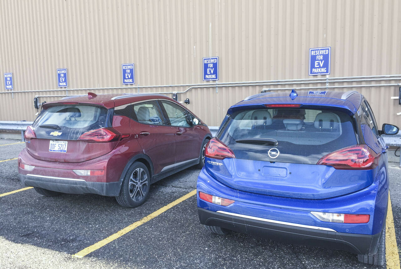 Das GM-Duo unter Strom: Chevrolet Bolt (l.) und Opel Ampera-e