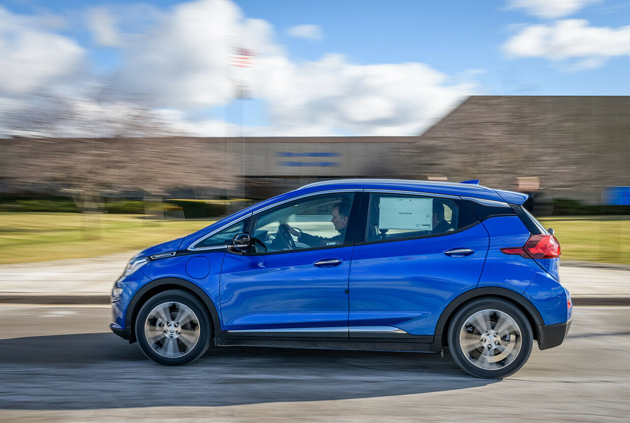 Hier fährt der Chevrolet Volt über das Werksgelände