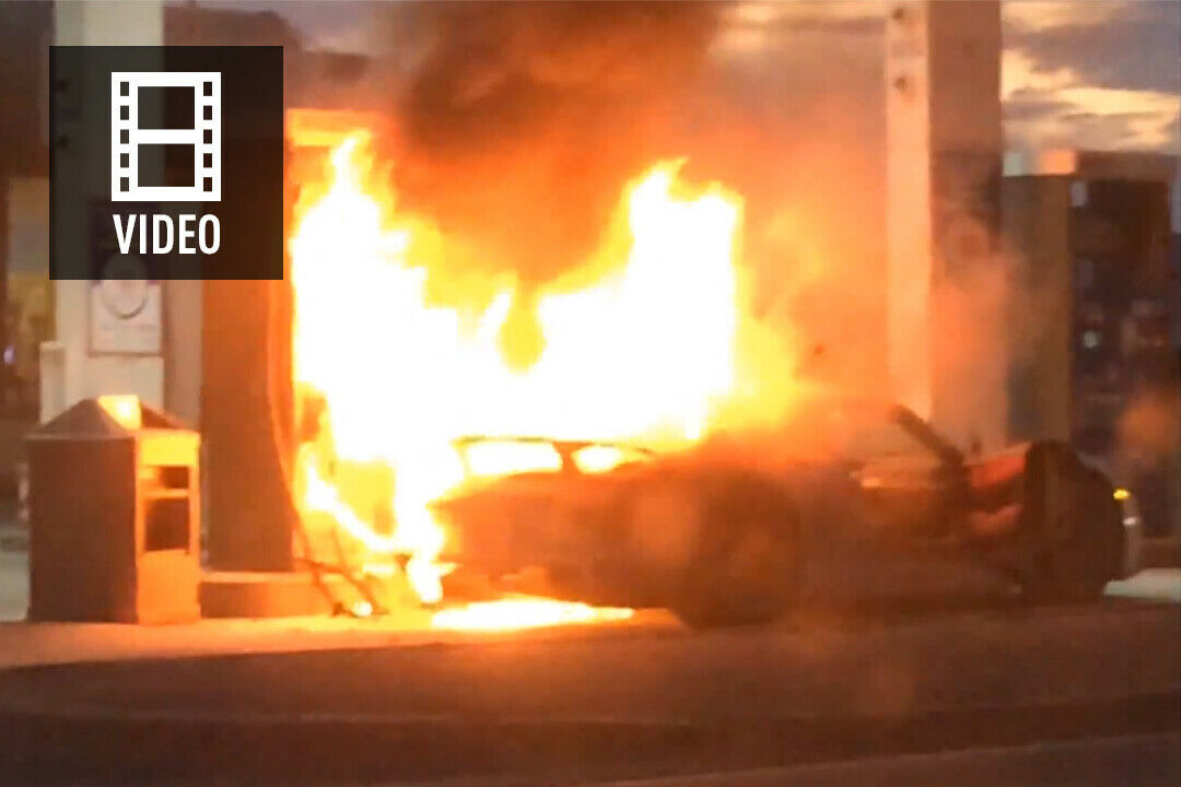 Ein Supersportler steht in Flammen: An einer Tankstelle in Toronto brannte dieser Porsche 918 Spyder aus