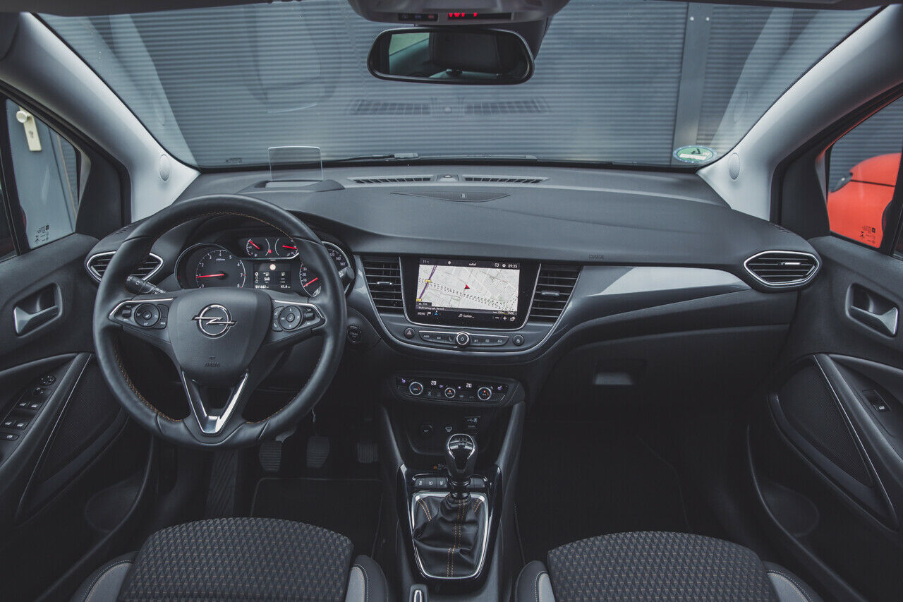 Opel Crossland X: Das Cockpit wirkt funktional, die Verarbeitung ist gut, die Materialwahl solide