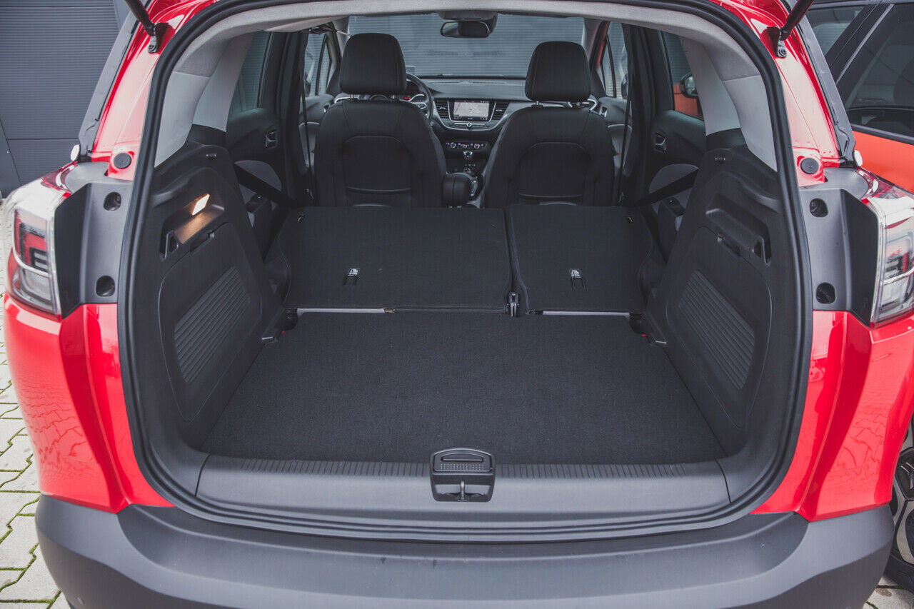 Volle Ladung im Opel: So ganz kommt die Lehne nicht herunter auf die hintere Sitzfläche