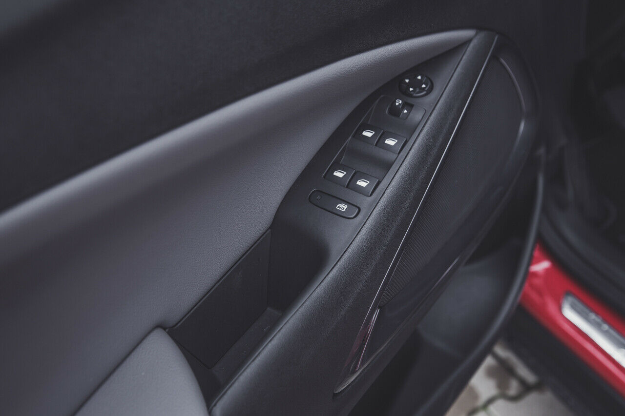 Die Gleichteilstrategie zeigt sich in manchem Detail: Fenster-Bedieneinheit im Opel Crossland X ...