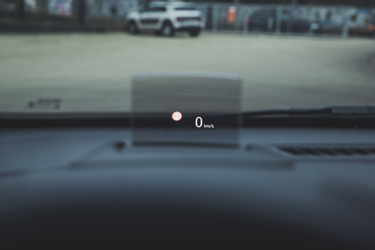 Beide Modelle sind mit einem einfachen Head-up-Display lieferbar