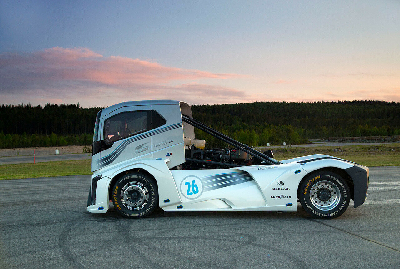 Weltrekord über 1.000 und 500 Meter mit "The Iron Knight": Der Lkw wurde komplett in Handarbeit aufgebaut, der Antriebsstrang ist seriennah