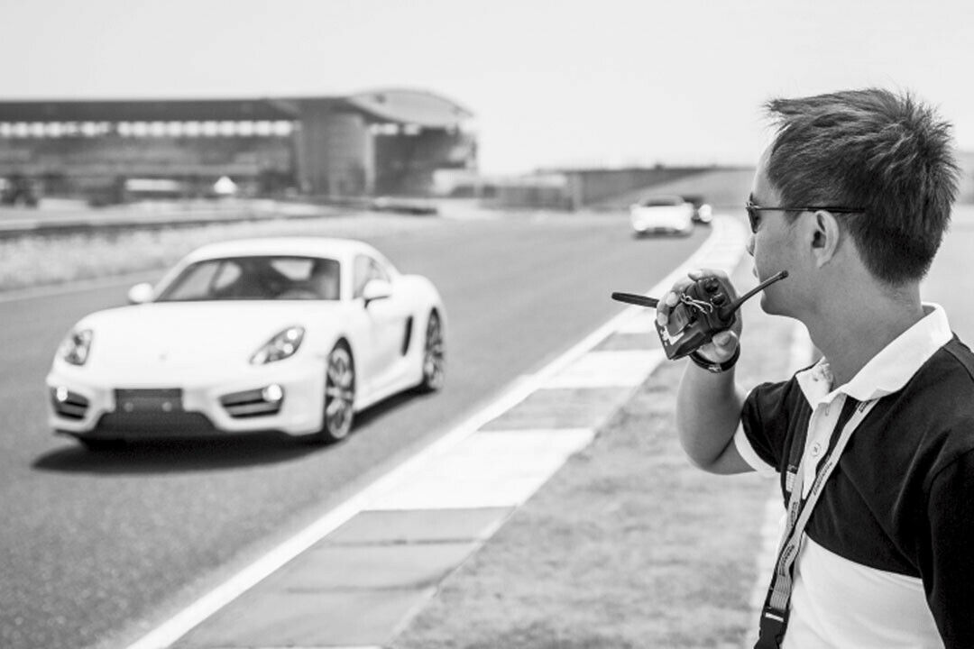 Bei Porsche kann man auch auf alten Wagen das Fahren lernen - zum Beispiel in Spa