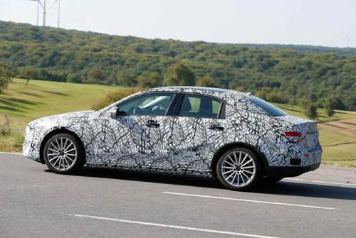 Die neue MFA2-Plattform soll die A-Klasse leichter machen. Die Limousine könnte in der Länge nah an die Marke von 4,60 Metern rücken