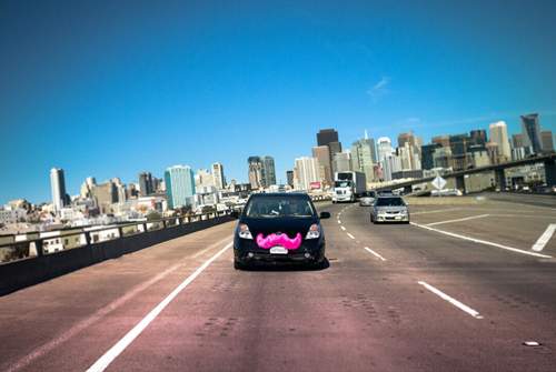 Das Vorbild kommt wie so oft aus Amerika: Die Lyft-Autos erkennt man am großen rosa Schnurrbart ("moustache")